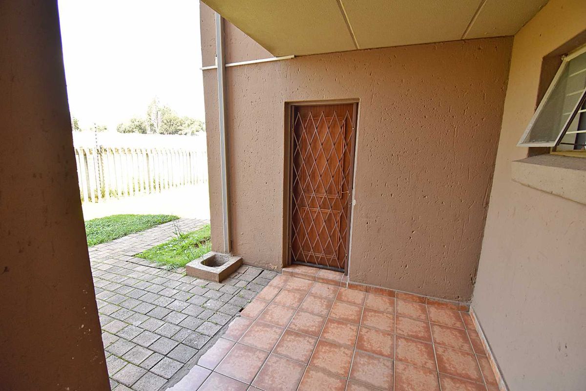 Ground Floor Townhouse - Photo 2