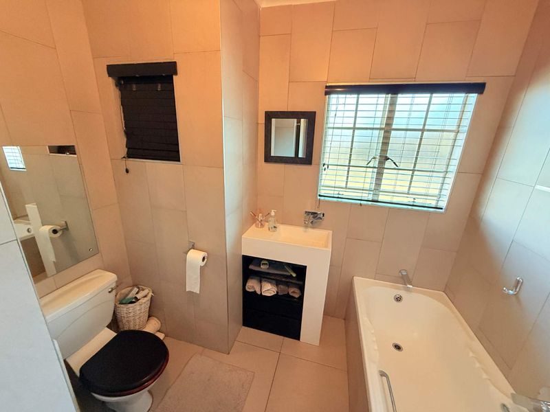 Contemporary 3-Bedroom Upstairs Unit Available in Villa Vista - Photo 10