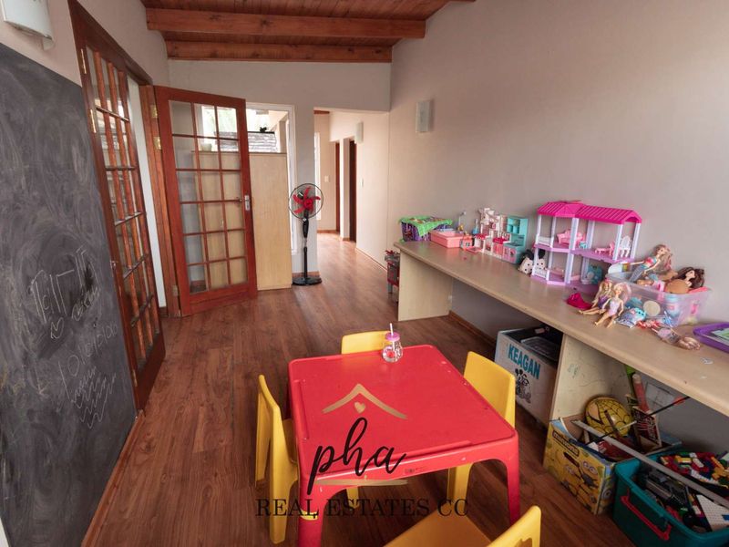 House with two flats For Sale, Swakopmund CBD with Business rights - Photo 7