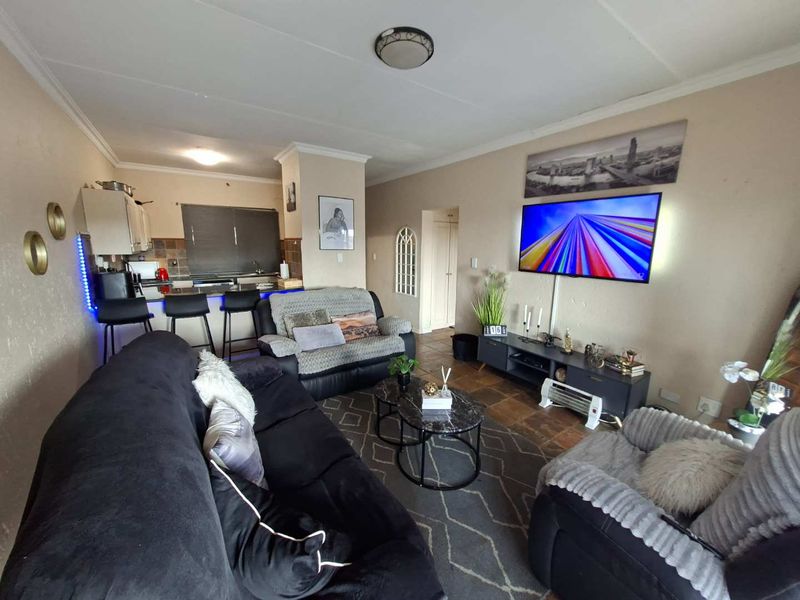 Neat & Modern Top-Floor Apartment in Weltevreden Park - Photo 9