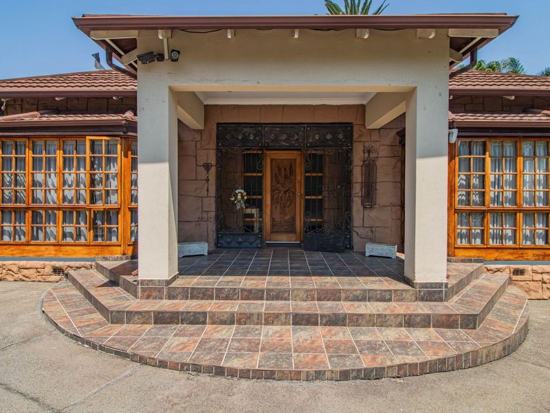 Endless Charm: Stunning Gardens & a Flatlet! - Photo 3