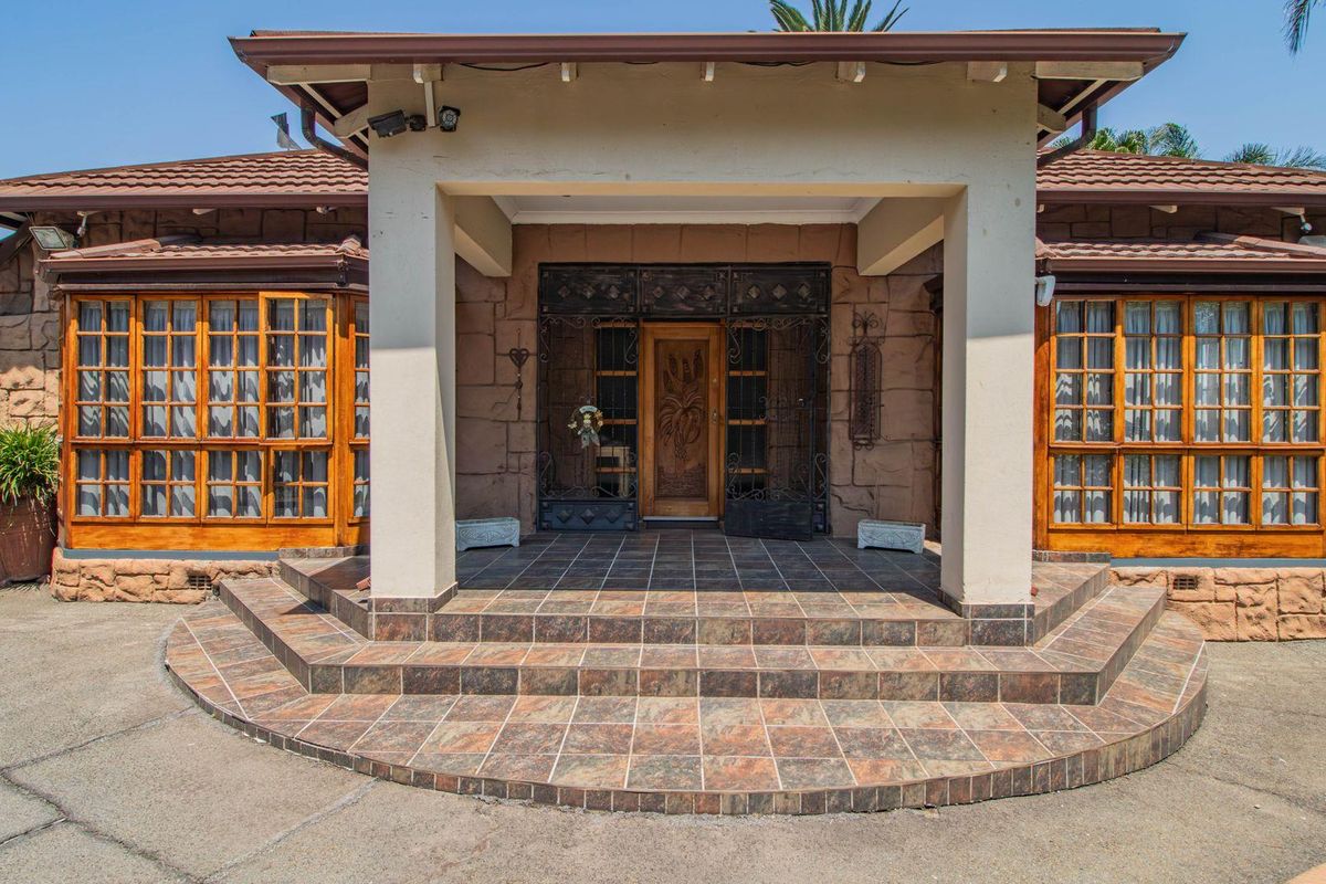 Endless Charm: Stunning Gardens & a Flatlet! - Photo 3