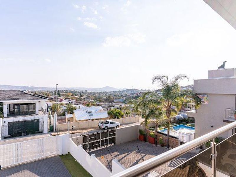 Elegant Family Home with Modern Comforts and an Endless View - Photo 2