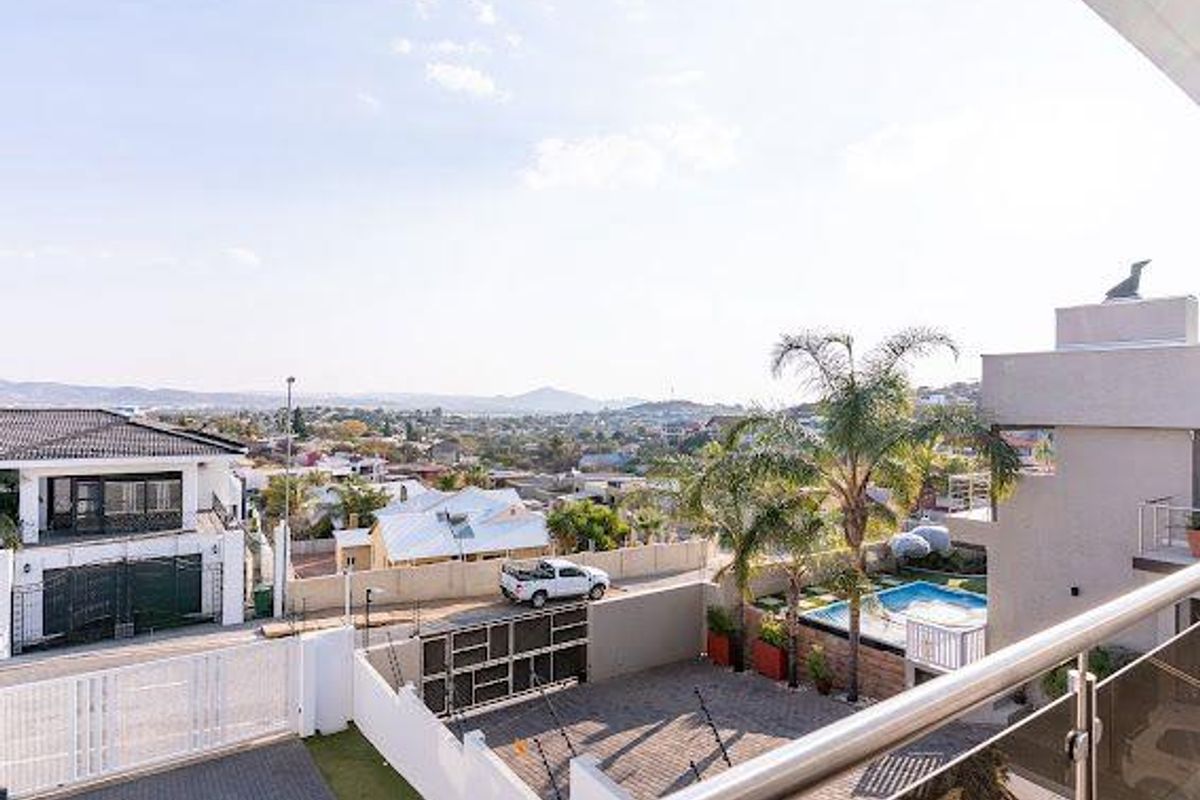 Elegant Family Home with Modern Comforts and an Endless View - Photo 2