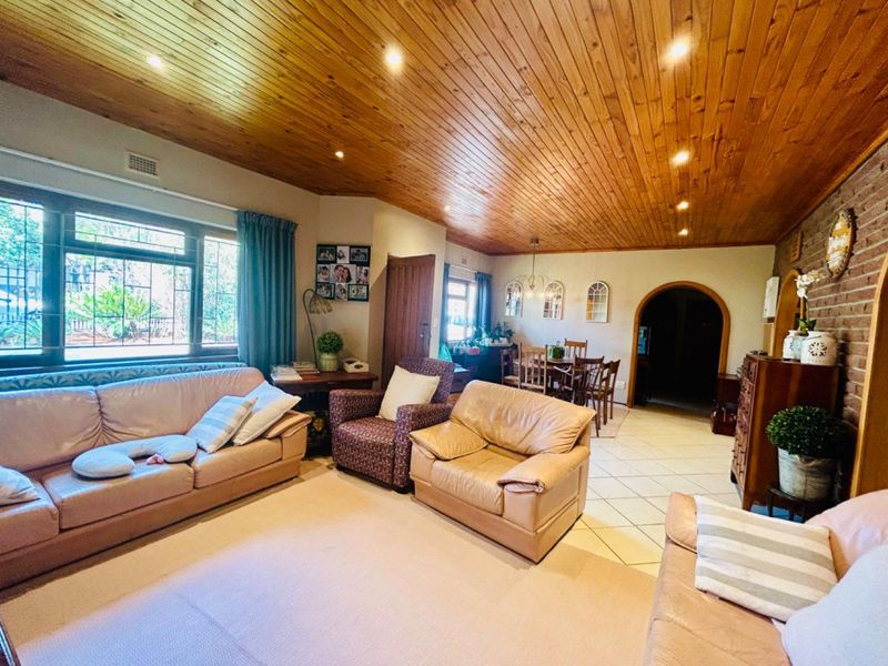 Beautiful 3 bedroom house with a flat - Photo 2