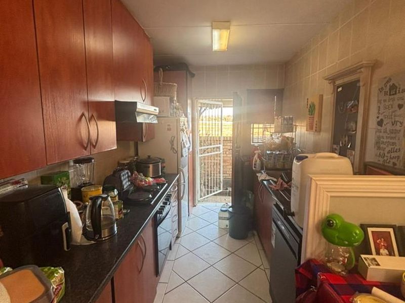 Stunning 3-Bedroom Double-Storey Townhouse to Rent – Amberfield, Rooihuiskraal North - Photo 6