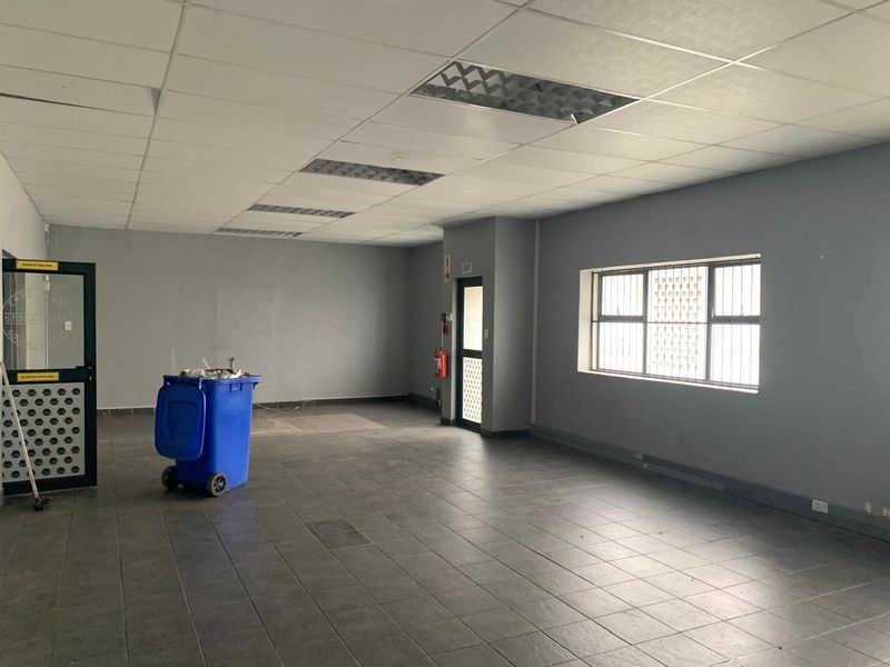 Spacious Warehouse with Air-Conditioned Office & Mezzanine Space - Photo 9