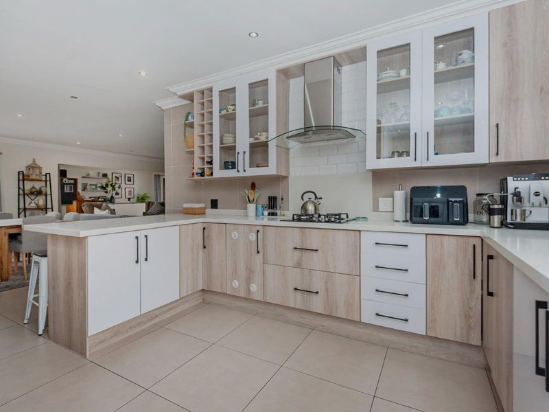 MODERN, PRIVATE, SECURE AND LOW MAINTENANCE DELIGHT - Photo 6