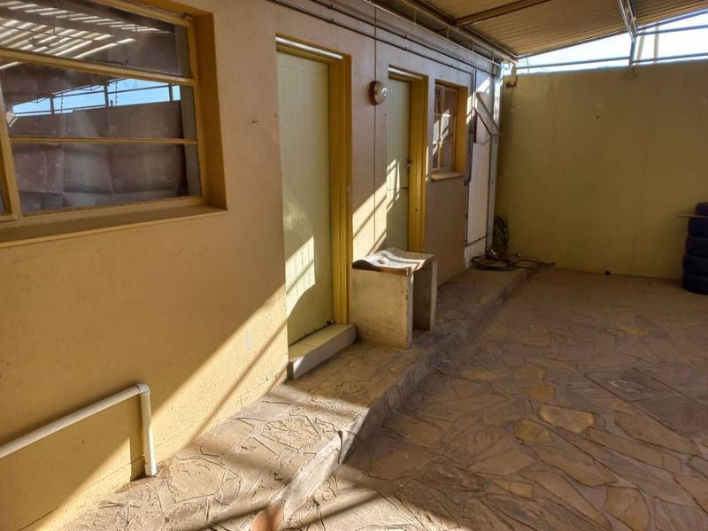 Windhoek Khomasdal: 4 Bedroom house with Flat is For Sale - Photo 7