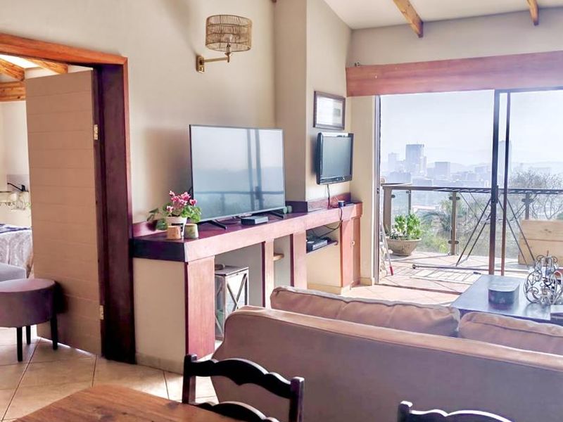 Executive Modern Apartment with Panoramic Views - Groenkloof - Ideal for Single Professional or Embassy - Photo 8