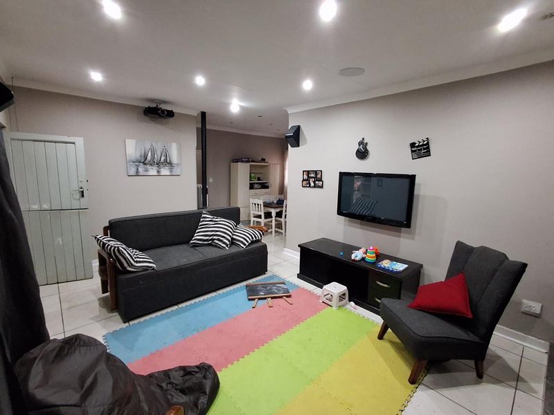 Neat & Secure Family Home in Quiet Three Rivers Neighbourhood - Photo 8