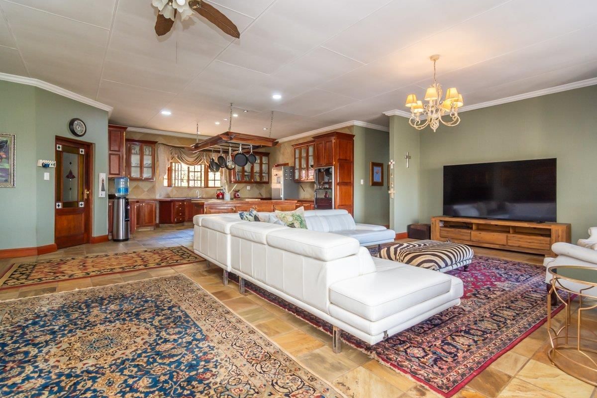 Endless views, Endless possibilities: Your new home awaits! - Photo 4