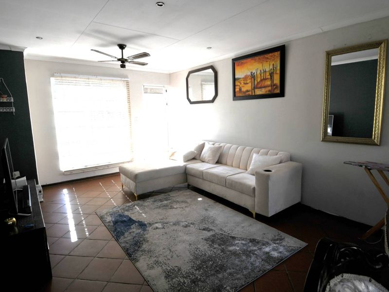 Modern 2-Bedroom, 2-Bathroom Apartment to rent in Erasmuskloof - Photo 5