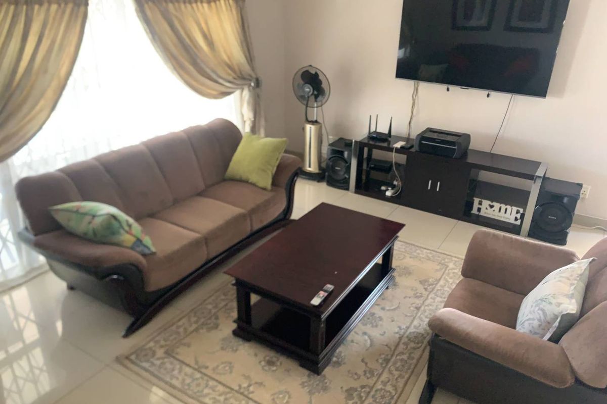 Spacious 3-Bedroom Family Home with Income-Generating Flatlet on a Prime Corner Stand - Photo 5