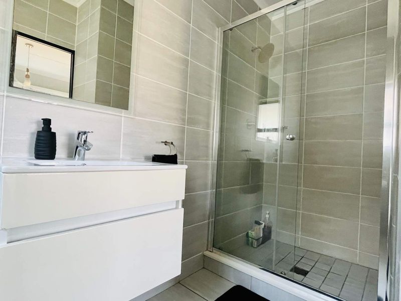 Immaculate 1 Bedroom modern apartment for sale in Waterfall - Photo 10