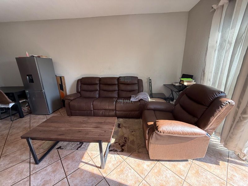 2-Bedroom Townhouse with Private Garden – Lock-Up Garage - Photo 7