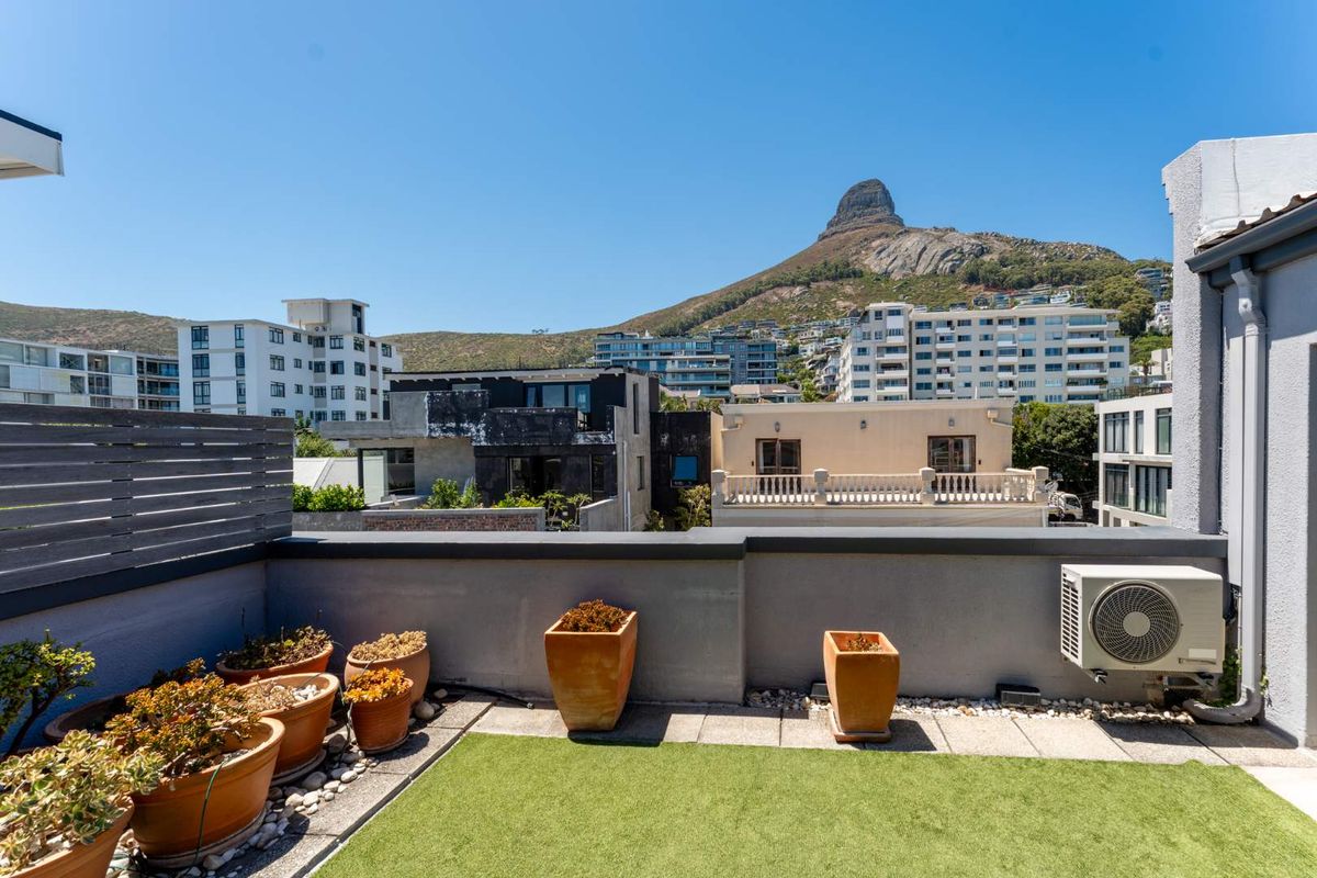 4 Bedroom House in Bantry Bay. - Photo 2