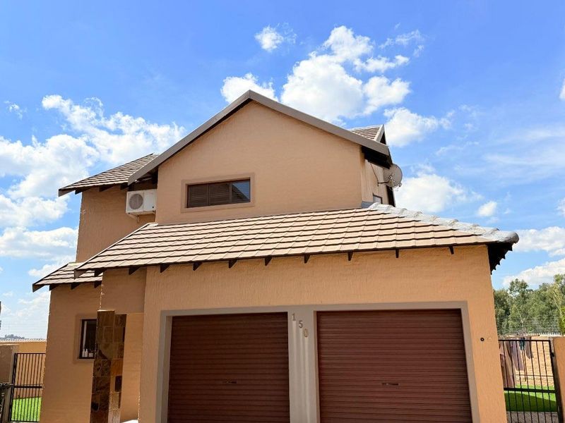 Discover Elegance: Your Dream Home Awaits! - Photo 2