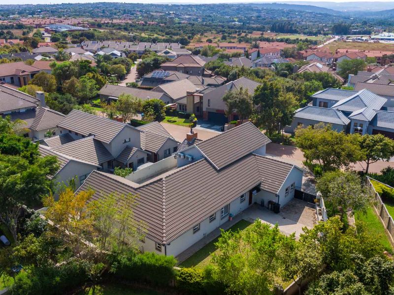 Stylish, Spacious & Secure – The Perfect Family Home in Mooikloof Country View Estate - Photo 7