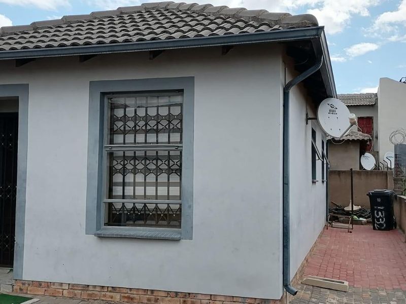 Riverside View R 1 100 000- Lovely Family Home - Photo 8