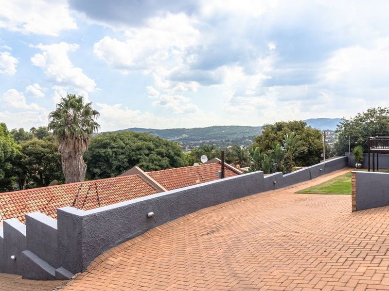 Stunning 5-Bedroom Home with Spectacular Views and Exceptional Amenities - Photo 4