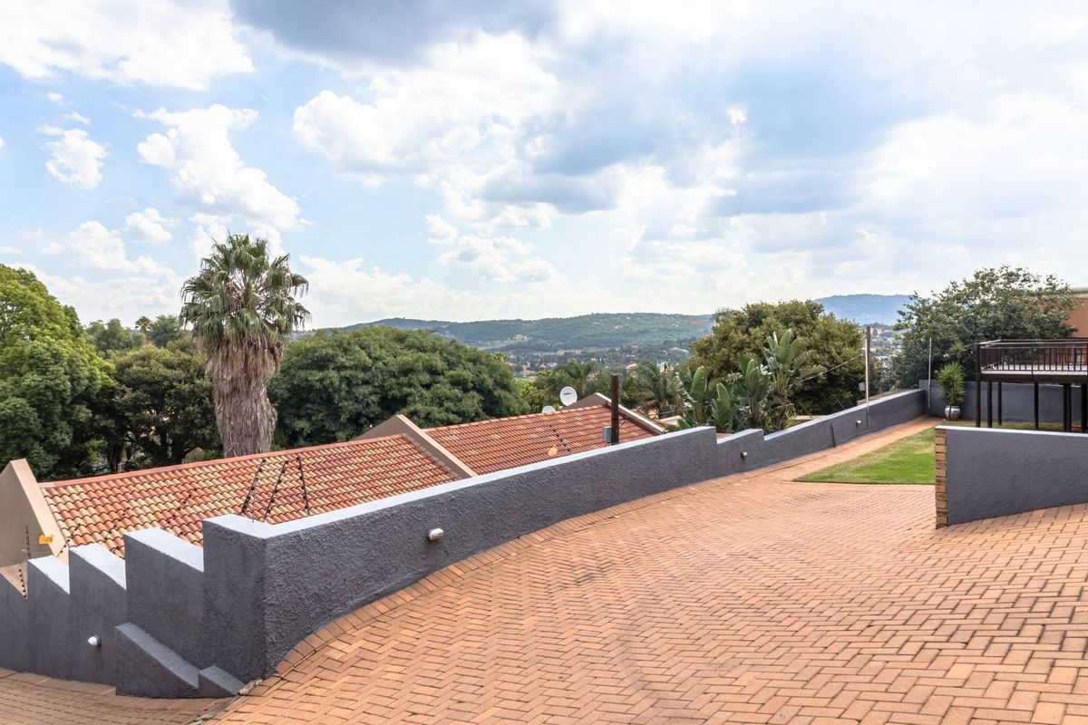 Stunning 5-Bedroom Home with Spectacular Views and Exceptional Amenities - Photo 4