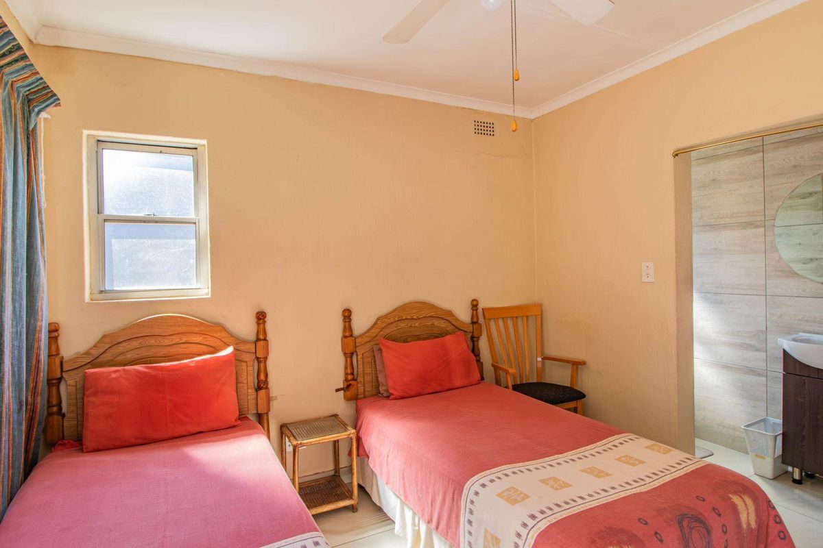 11 Bedroom Guest home in Lakefield x21. - Photo 4