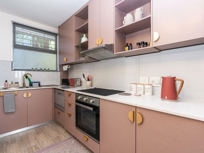 Modern 1-Bedroom Apartment with Balcony – Beach Road, Sea Point - Photo 6