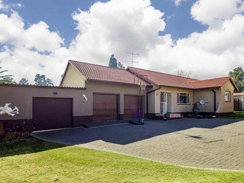 Exceptional Family Home with Outstanding Rental Potential – A Must View! - Photo 3