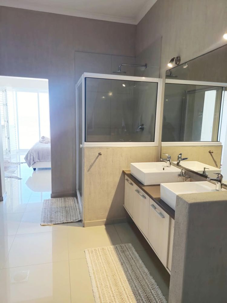Main bedroom en-suit bathroom 