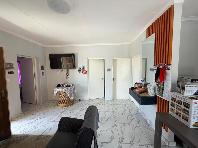 FOR SALE: 3 BEDROOM FREESTANDING TOWNHOUSE - OTJOMUISE EXTENSION 10 - Photo 5