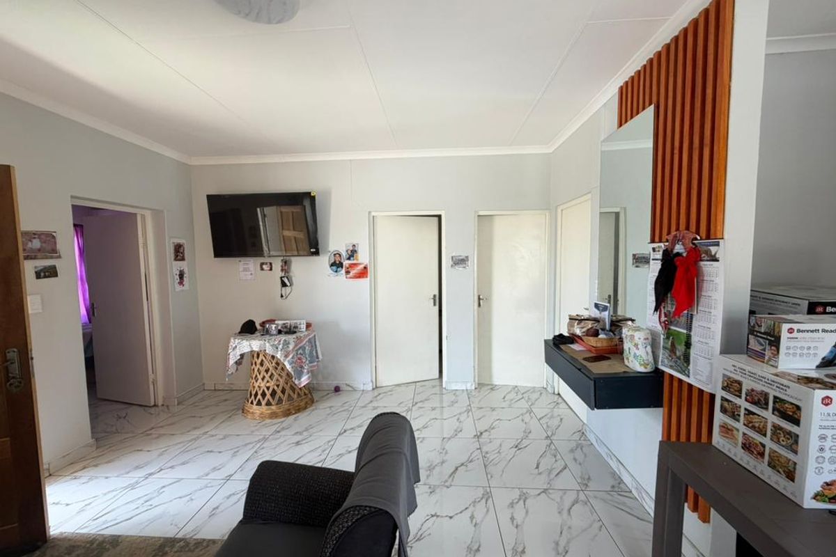 FOR SALE: 3 BEDROOM FREESTANDING TOWNHOUSE - OTJOMUISE EXTENSION 10 - Photo 5