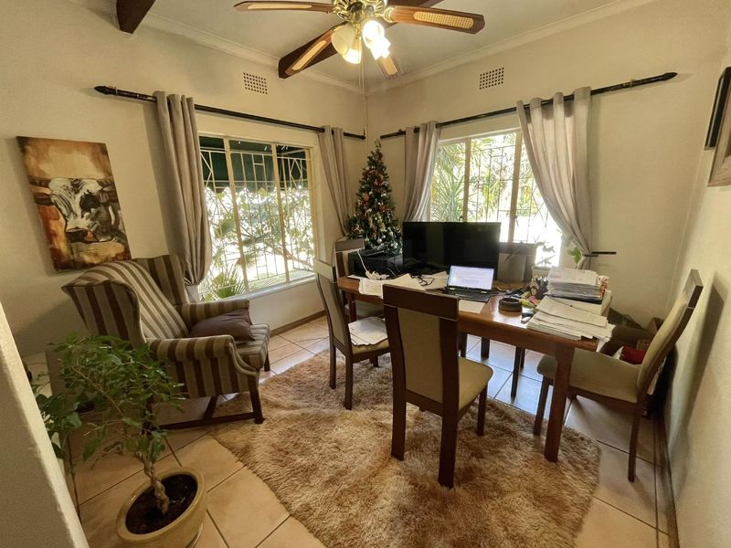 Family home with large garden - Photo 8