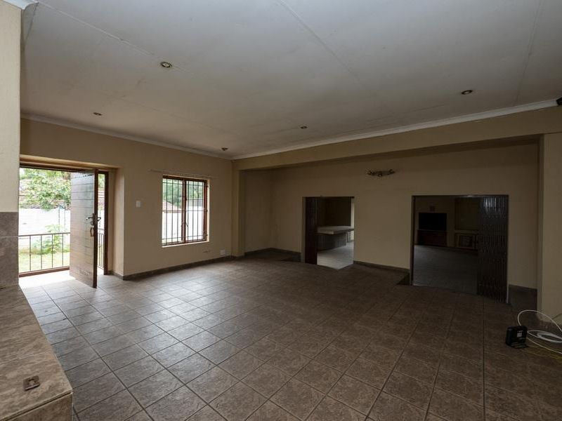 Fixer-upper with entertainer's flair - Photo 8