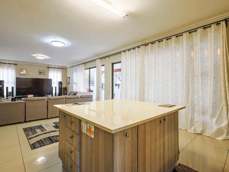 3 Bedroom Family Home with Pool & Covered Patio - Photo 9