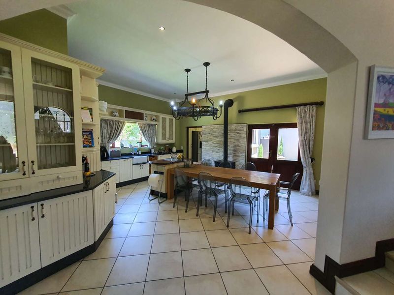 Elegant Family Living in the Prestigious Featherbrooke Estate. - Photo 3