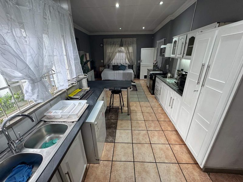 Huge Family Home with 2 bedroom Flat for sale - Photo 4