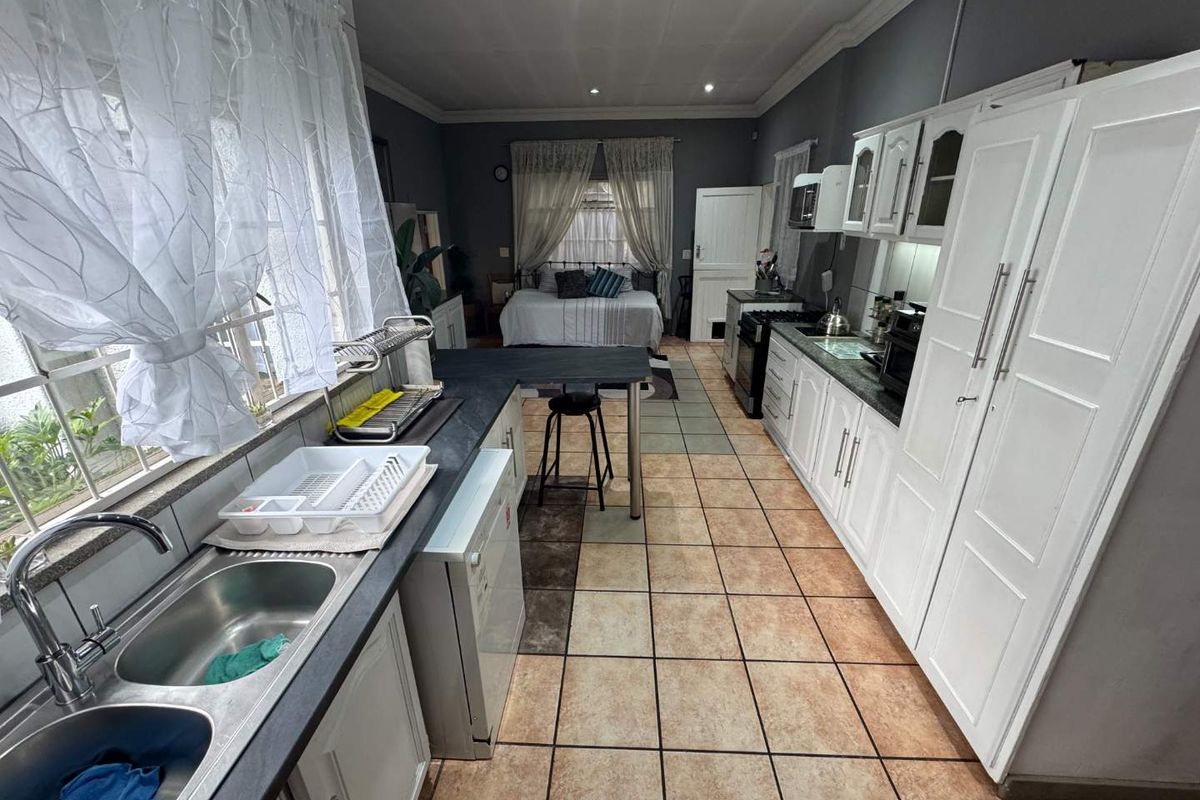 Huge Family Home with 2 bedroom Flat for sale - Photo 4