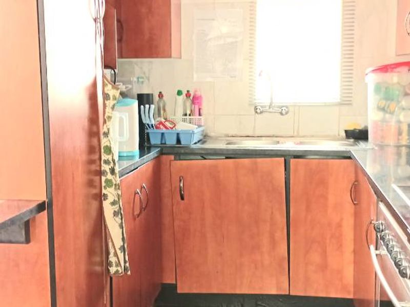 Spacious 3 Bedroom Apartment - Photo 3