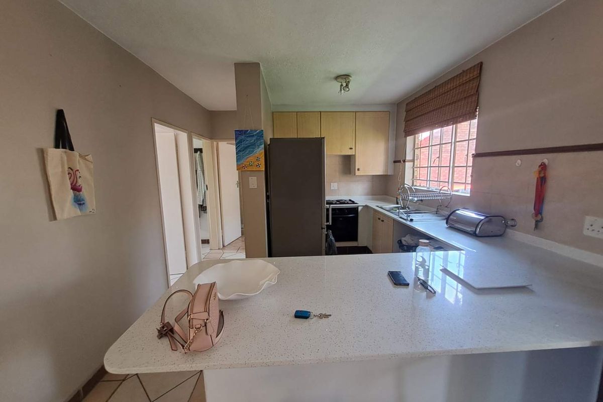 BEAUTIFUL GROUND FLOOR UNIT FOR SALE IN ECO PARK ESTATE! - Photo 3