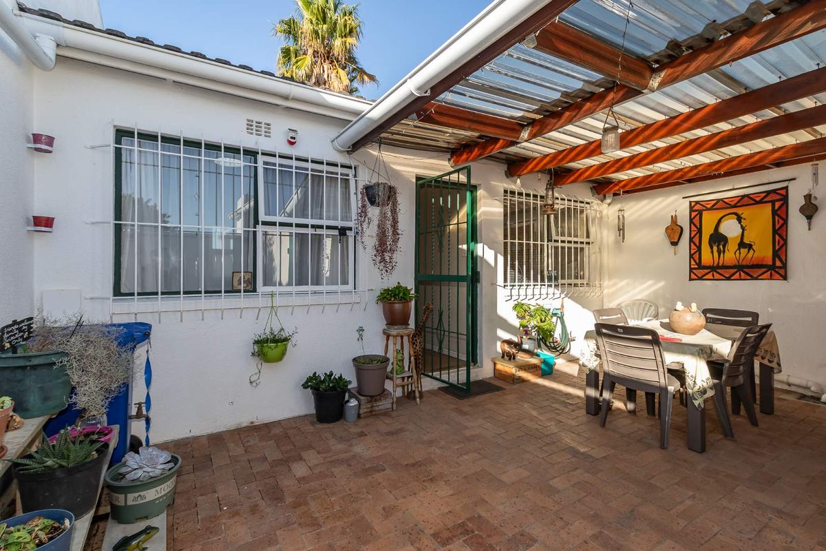 Charming, manageable home with heart! - Photo 3