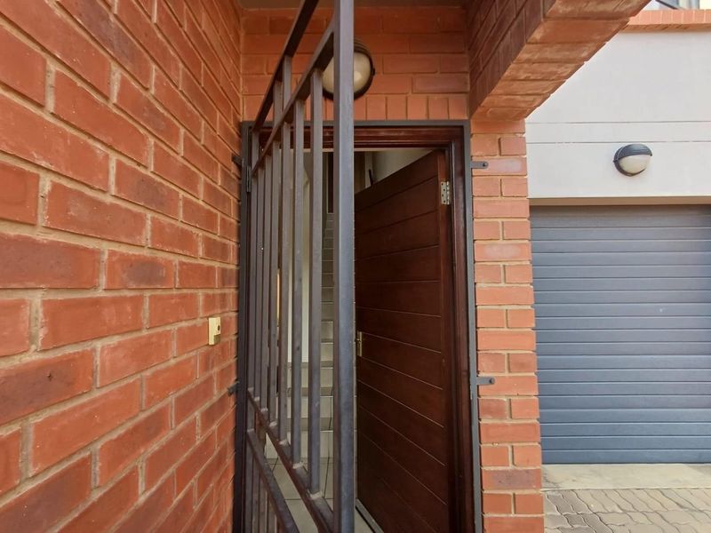 3 Bedroom 2.5 Bathroom For Sale - Photo 2