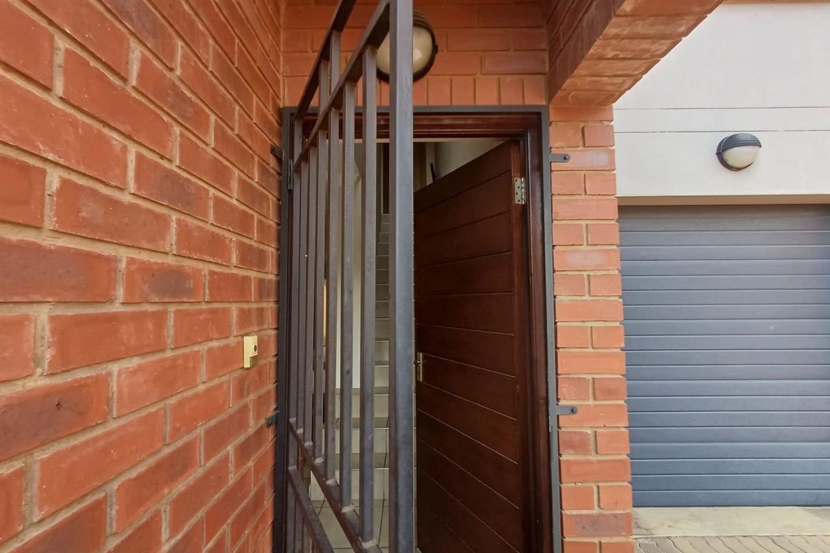 3 Bedroom 2.5 Bathroom For Sale - Photo 2