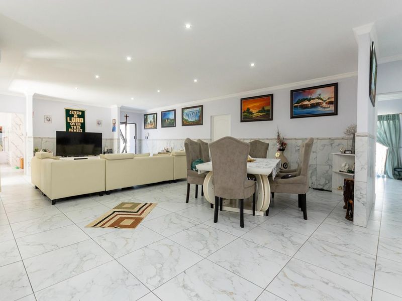 3 Bedroom House with Self-contained Flatlet - Photo 3