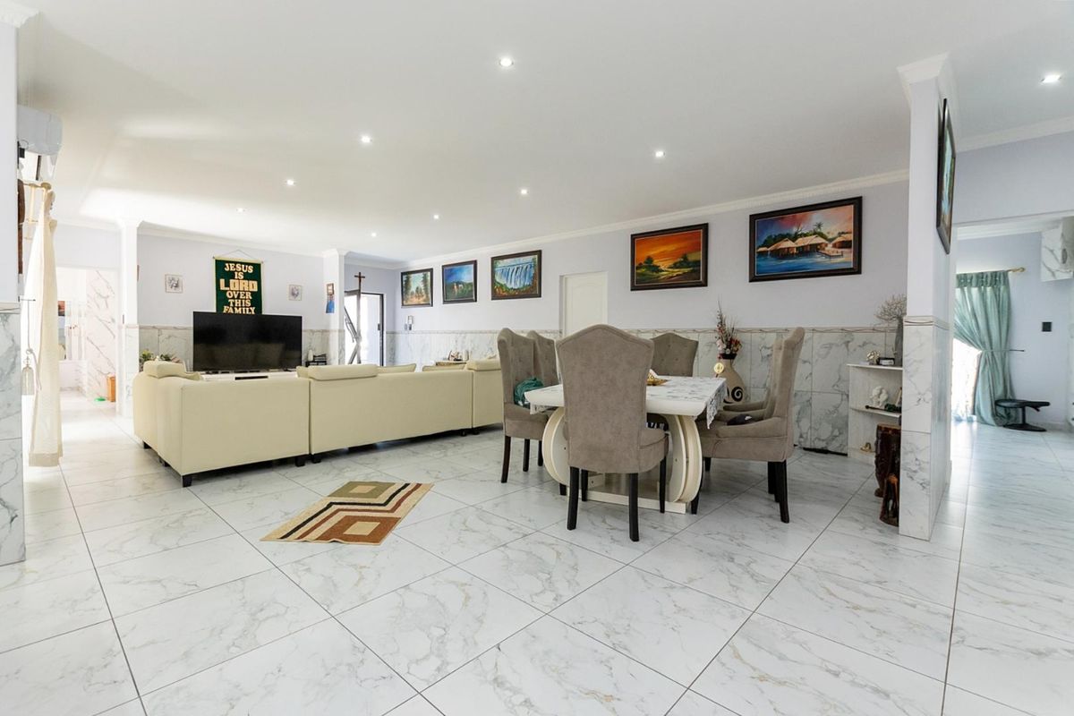 3 Bedroom House with Self-contained Flatlet - Photo 3