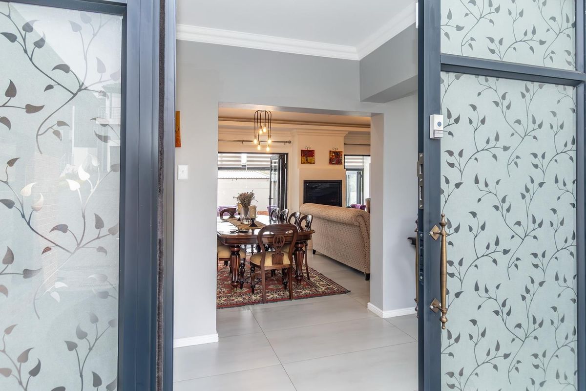 Modern Family Home Designed for Comfort & Entertaining - Photo 2