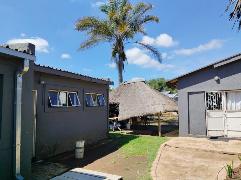 Guess House for sale with potential income - Photo 2