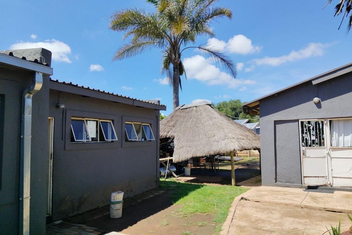 Guess House for sale with potential income - Photo 2