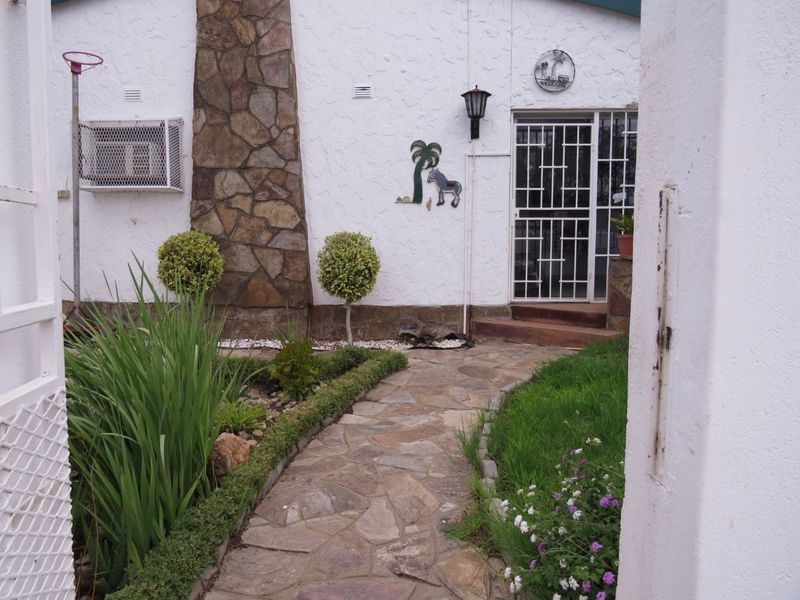 A 3bedroom family home with a flat and a lovely swimming pool is for sale in a quiet and safe area of Okahandja!! - Photo 3