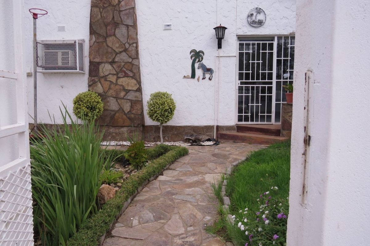 A 3bedroom family home with a flat and a lovely swimming pool is for sale in a quiet and safe area of Okahandja!! - Photo 3